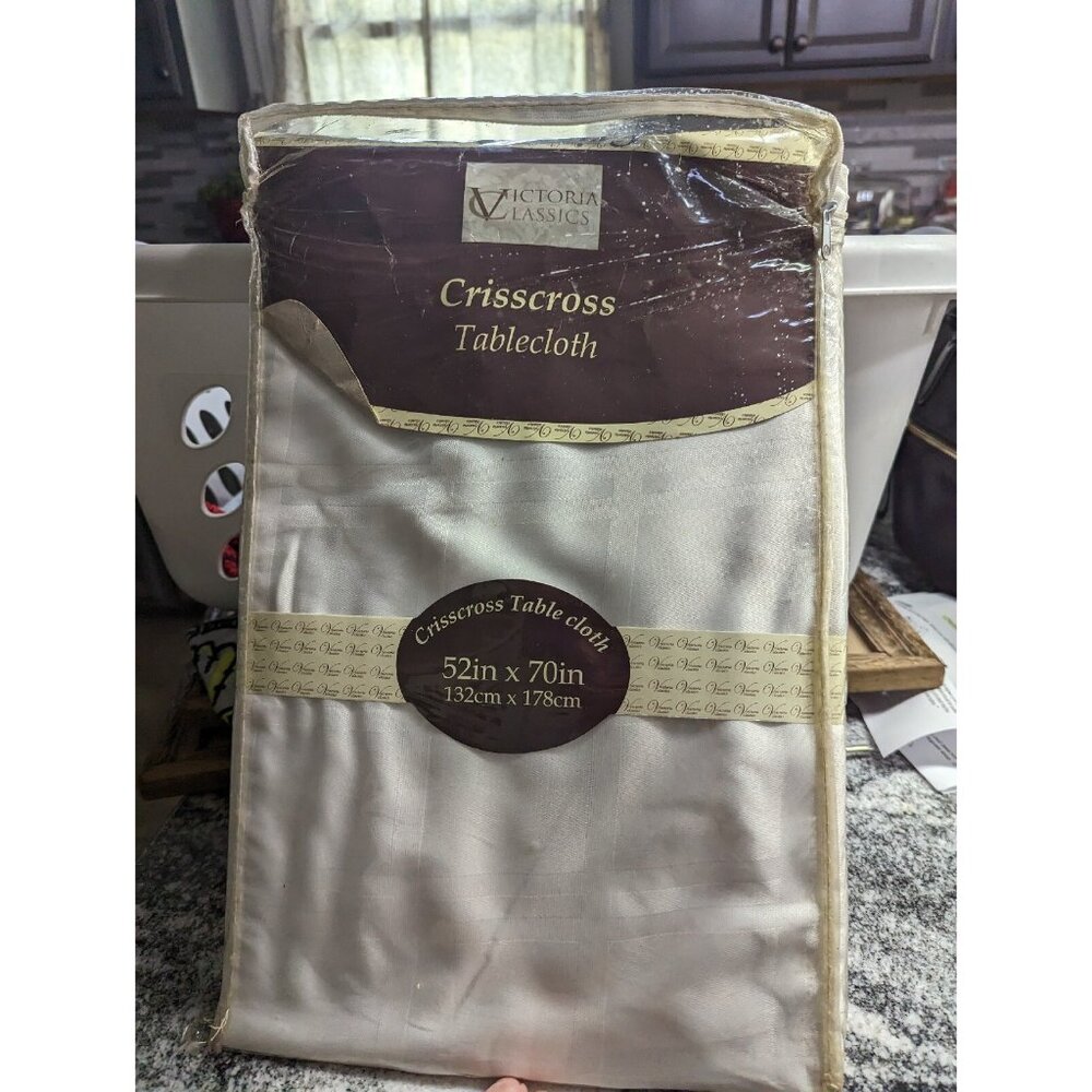 Victoria Classics ChrissCross Weave 52x70 Oblong Tablecloth White NIP